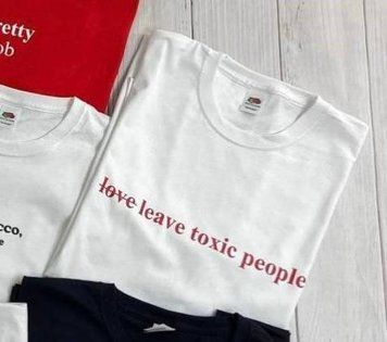 Футболка leave toxic people 6738 фото